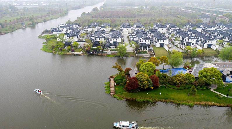 水韻湖城太清沿岸長(zhǎng)興縣楊家浦國(guó)控?cái)嘌桓?></a>
		<figcaption>
<h4>水韻湖城太清沿岸長(zhǎng)興縣楊家浦國(guó)控?cái)嘌桓?/h4>
<em>河道生修復(fù)工程</em>
<p>本工程位于洪橋鎮(zhèn)，本次生態(tài)修復(fù)范圍為北橫港及其叉港，東段為楊家浦閘至圖影扶欄橋段，西段為楊家浦港至陽(yáng)墩漾，主河道總長(zhǎng)7.36km，叉港總長(zhǎng)8.15km。所需松木樁規(guī)格為3米小頭11-12CM型號(hào)，所用數(shù)量為:10萬(wàn)根左右。松木樁在生態(tài)修復(fù)中可以發(fā)揮重要作用。它可以幫助改善水土流失，保護(hù)水體，減少污染物向水體的遷移，促進(jìn)水體環(huán)境的恢復(fù)。</p>
</figcaption>
		</figure>
			    <figure class=