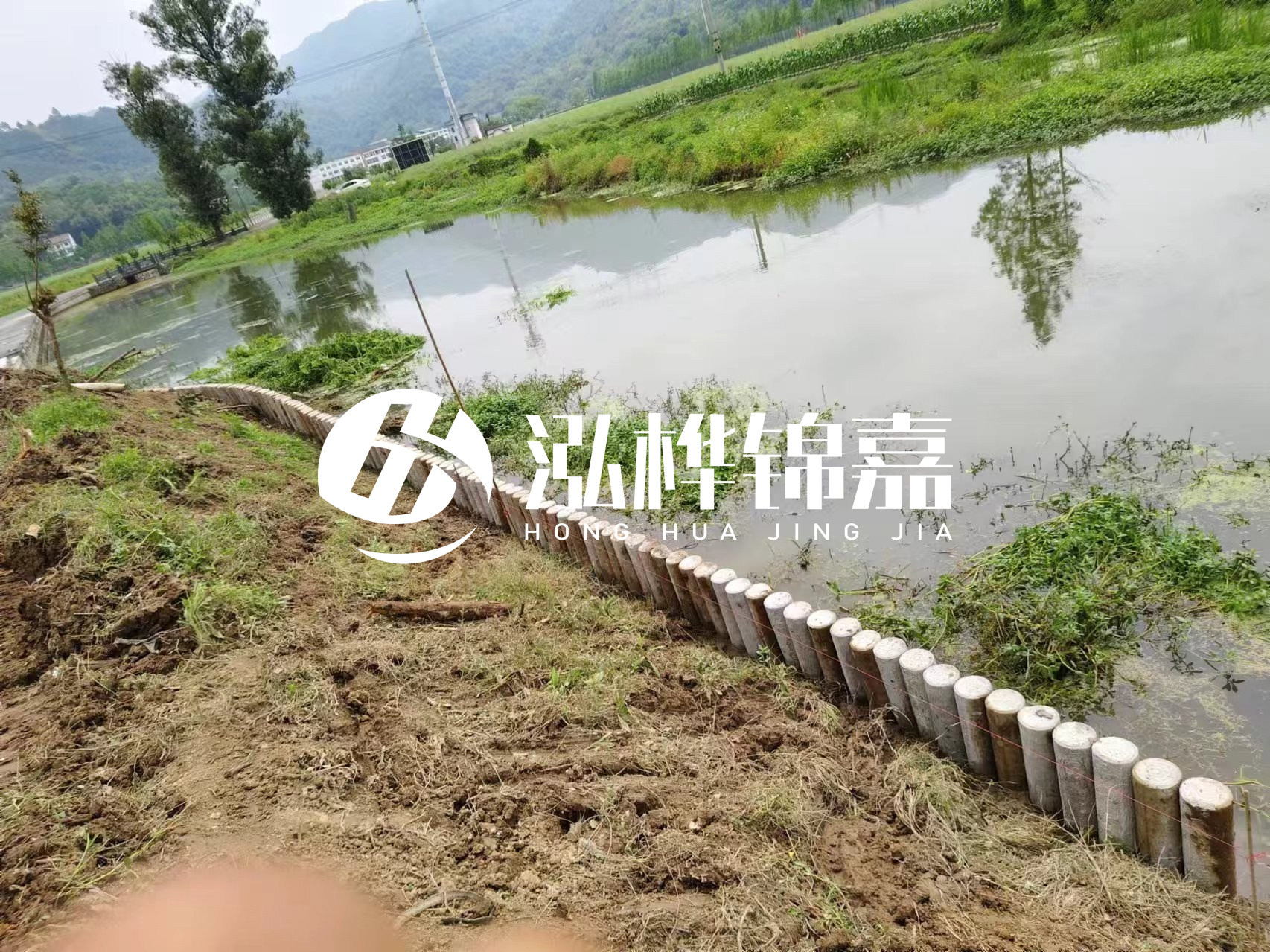 安順市挖機(jī)打木樁專業(yè)施工-河道水泥樁護(hù)坡多少錢一米？