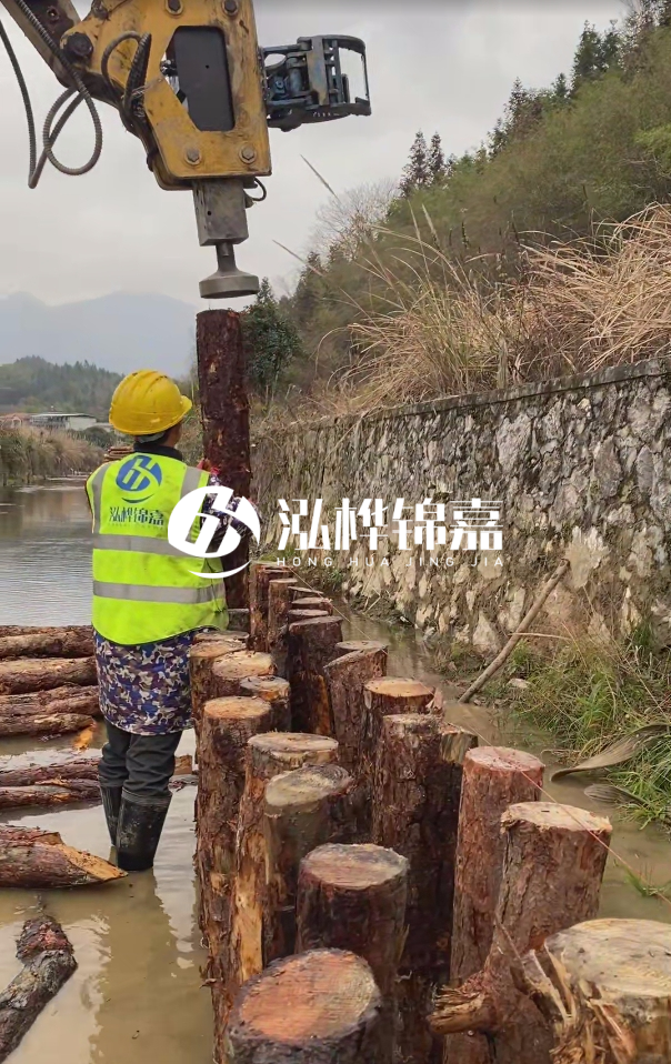 昆明市挖機(jī)打木樁專(zhuān)業(yè)施工-打松木樁3米的價(jià)格是多少？