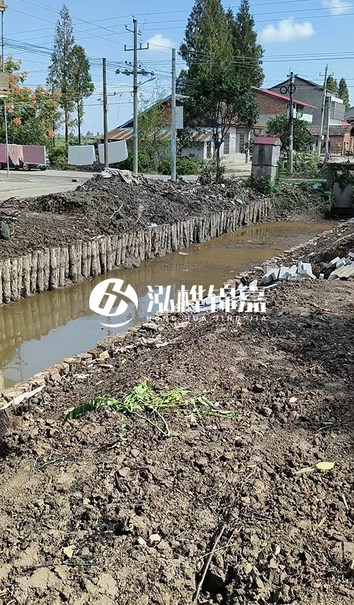 打樁木樁為什么要一根根挨著打？100米河堤需要打多少根木樁？