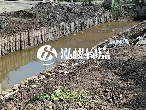 農(nóng)村最便宜的護(hù)坡做法-松木樁護(hù)坡靠譜嗎？