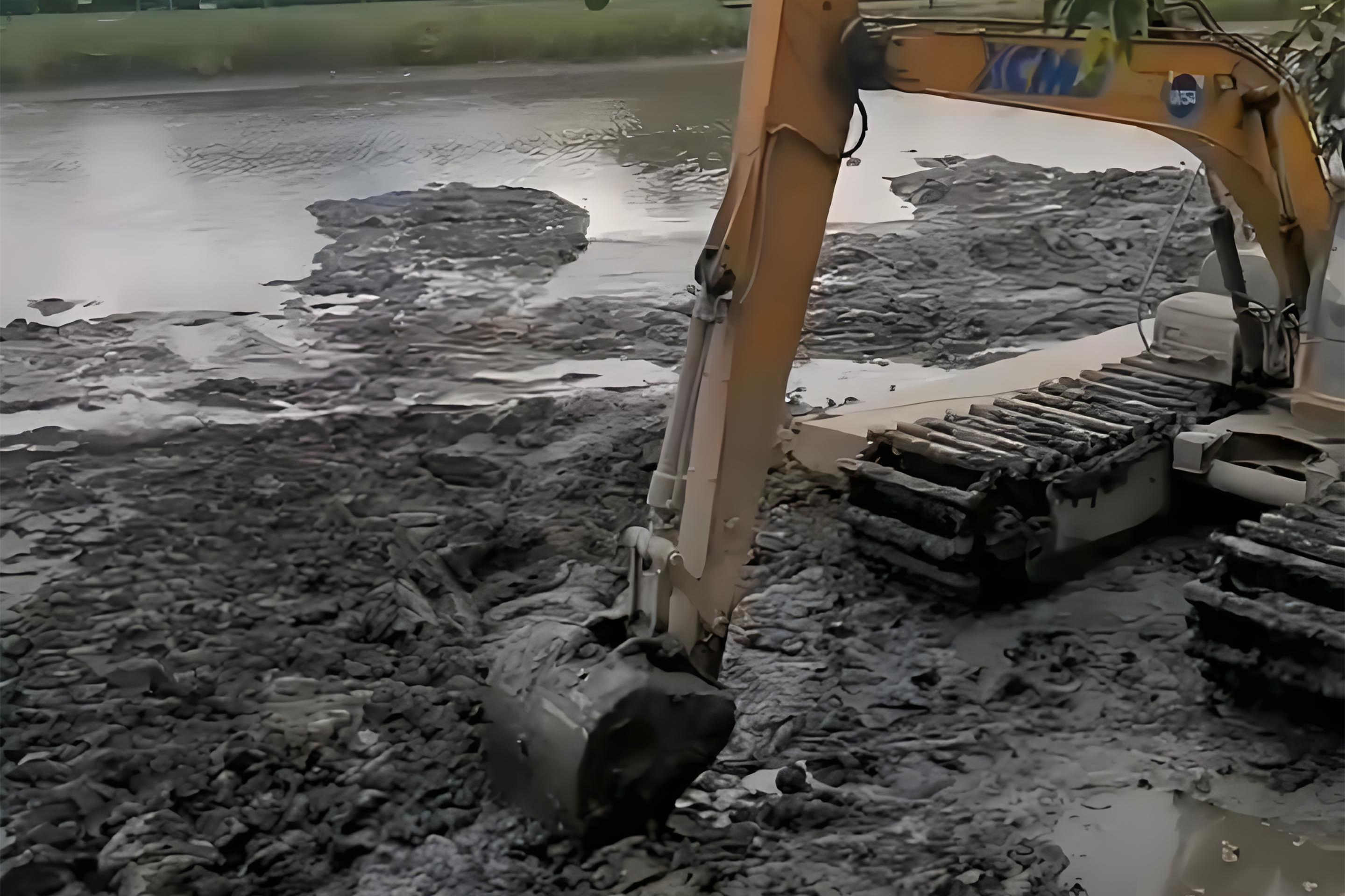 江西水挖清淤團(tuán)隊(duì)泓樺錦嘉-水上挖機(jī)清淤要避開汛期嗎？