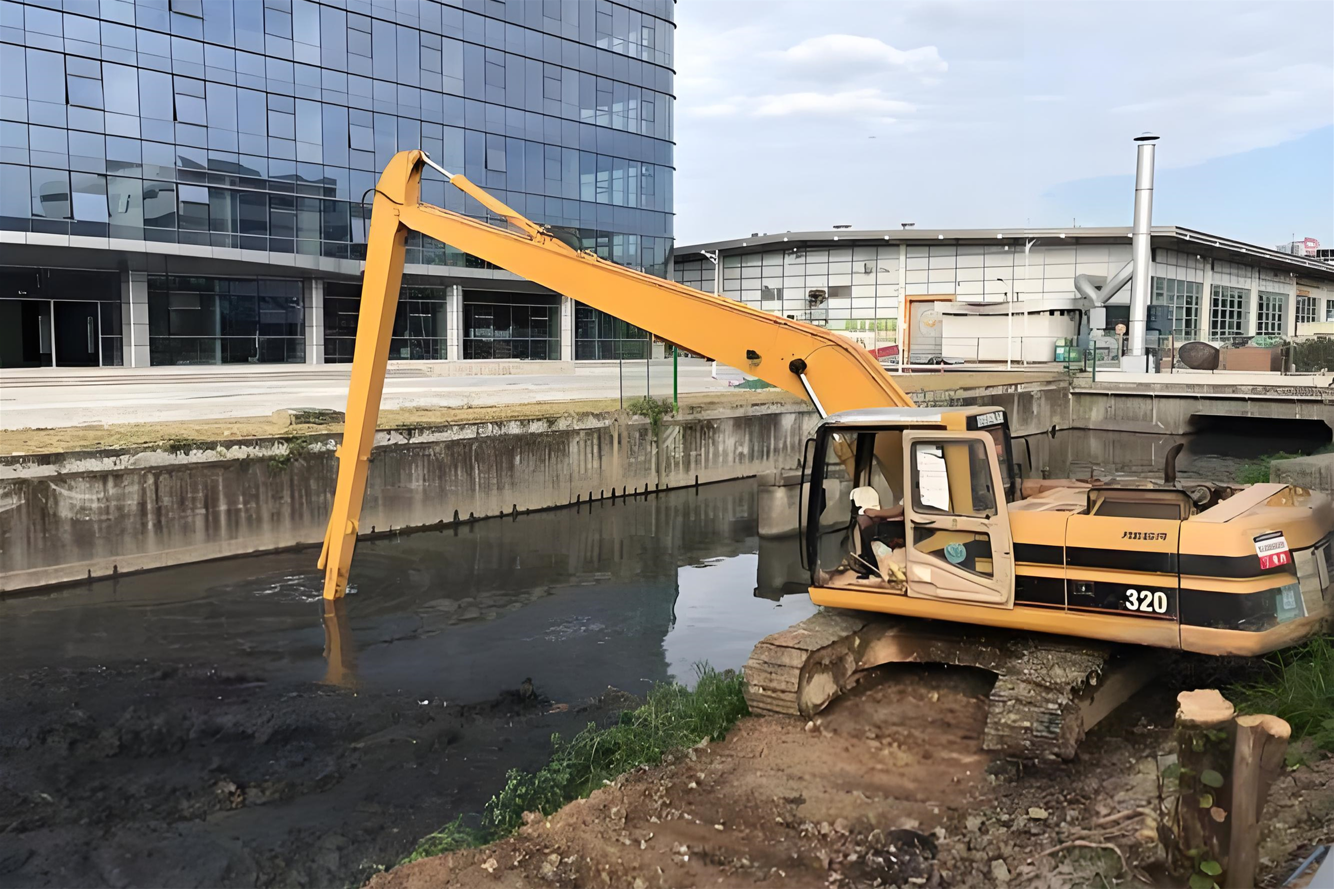 山西臨汾水挖清淤團(tuán)隊(duì)泓樺錦嘉-水庫清淤需要放空水嗎？