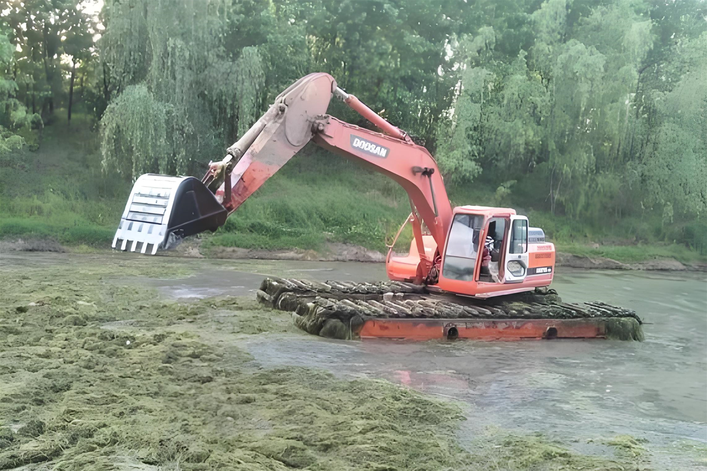 廣西南寧挖機(jī)清淤施工隊(duì)-沼澤清淤怎樣防止挖掘機(jī)下陷？