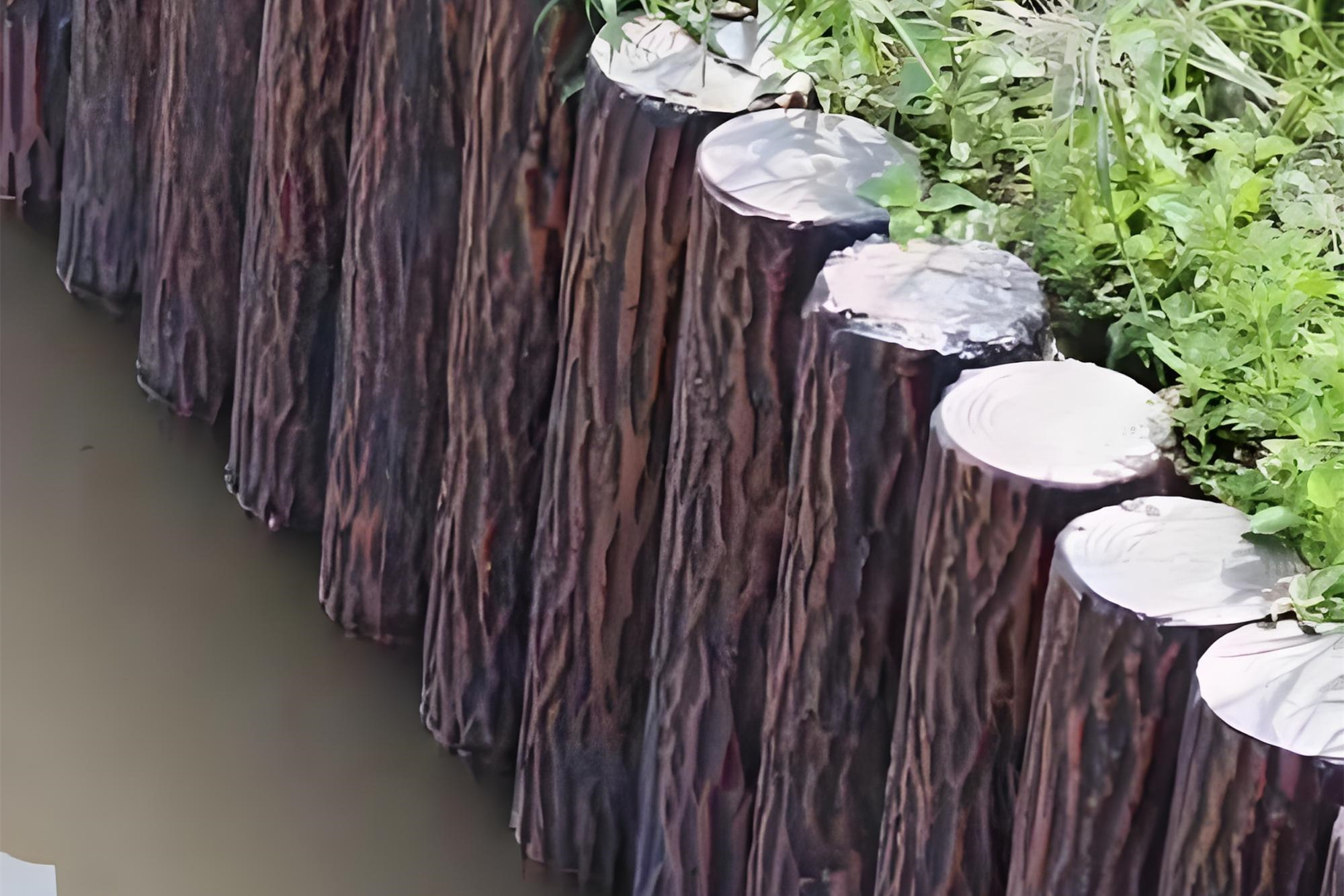 水泥樁批發(fā)廠家泓樺錦嘉-水泥仿木樁的顏色會(huì)褪色嗎？