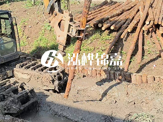 松木樁廠家泓樺錦嘉-原木松木樁的采購(gòu)注意事項(xiàng)？